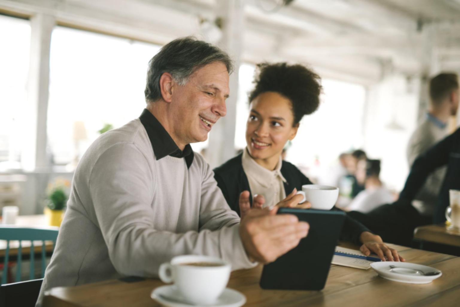 SEO Content Writing Kurs – Arbeitsplatz mit Texten und Recherche-Tools